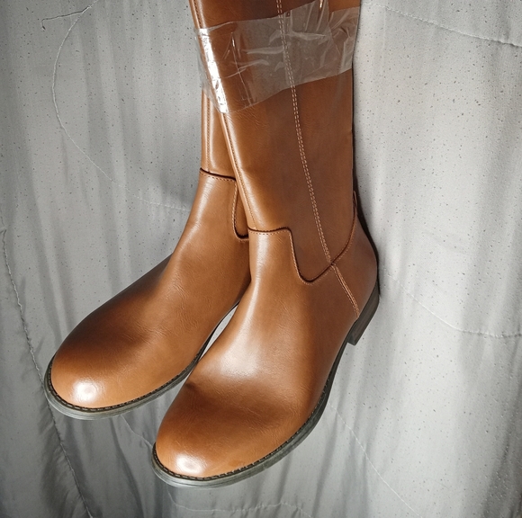 Boots - Picture 4 of 6